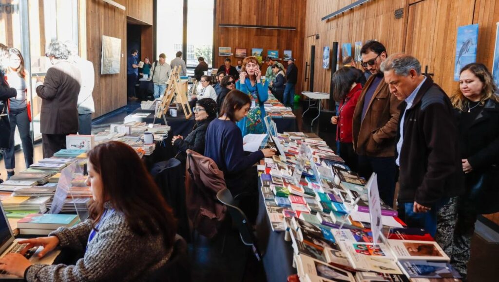 "Desde la Bruma": Constitución inaugura emotiva tercera versión de la Feria del Libro Maucha en homenaje a pescadores desaparecidos 1 Desde la Bruma Constitucion inaugura emotiva tercera version de la Feria del Libro Maucha en homenaje a pescadores desaparecidos