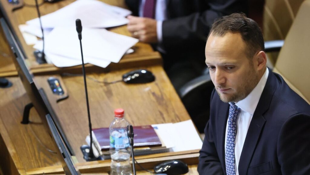 Diputado Jorge Guzmán: “Es indignante que se mal utilicen los recursos destinados reparar los colegios de Curicó, la administración anterior debe responder” 1 Diputado Jorge Guzman Es indignante que se mal utilicen los recursos destinados reparar los colegios de Curico la administracion anterior debe responder
