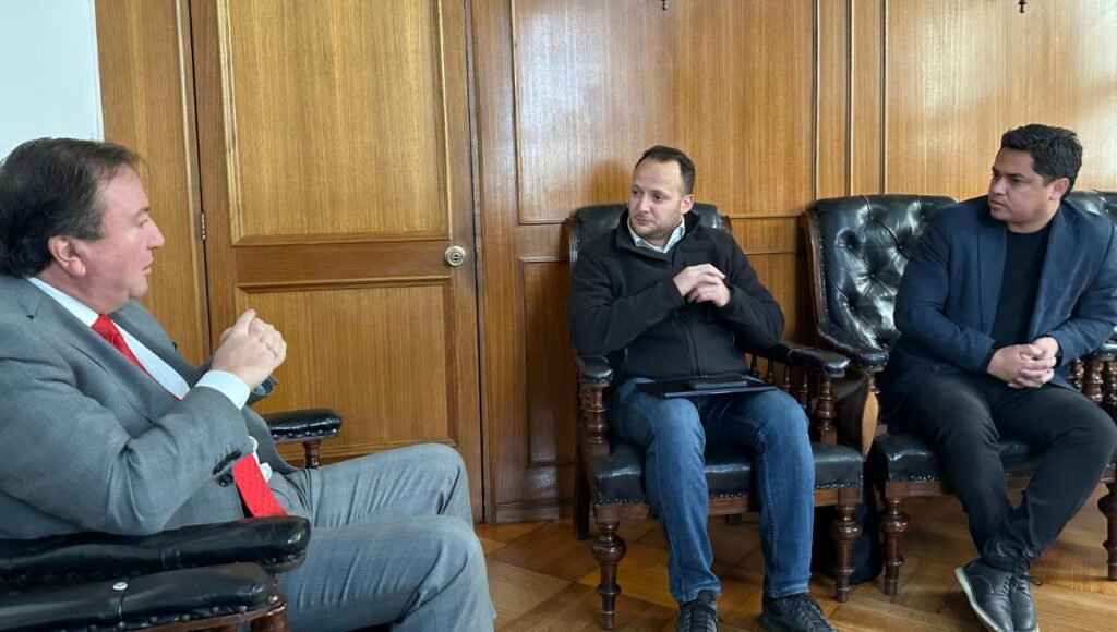 Diputado Jorge Guzman coordina con alcalde de Talca aplicacion de ley Chao Cables para eliminar cableado en desuso