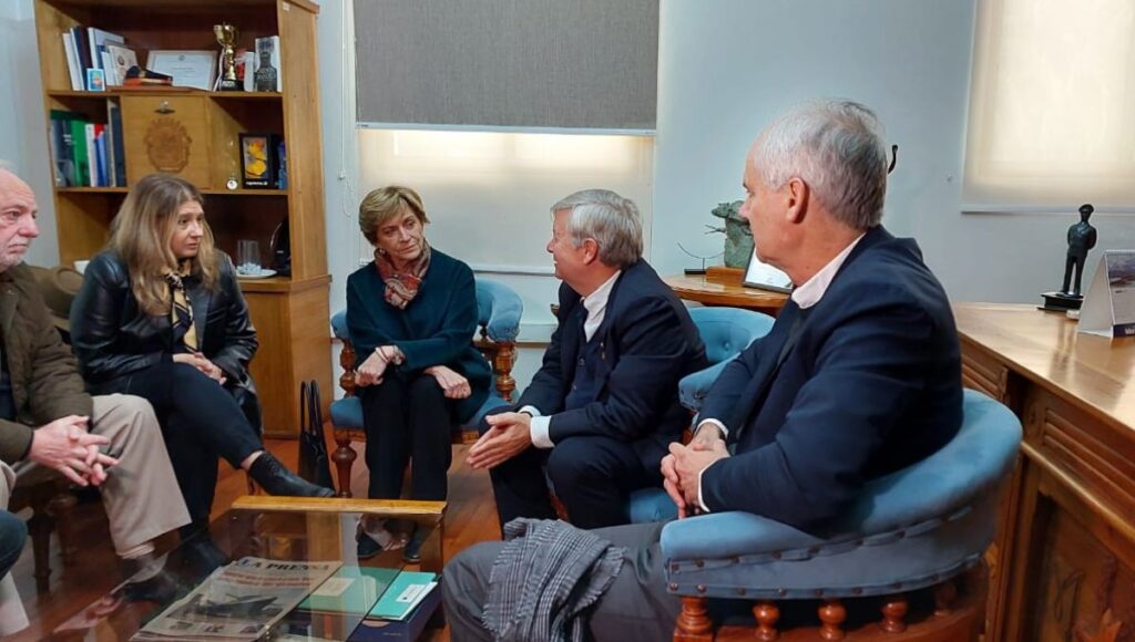 Evelyn Matthei acompana a la familia del concejal Javier Alvarez Salamanca en Talca y se reune con alcalde de Curico