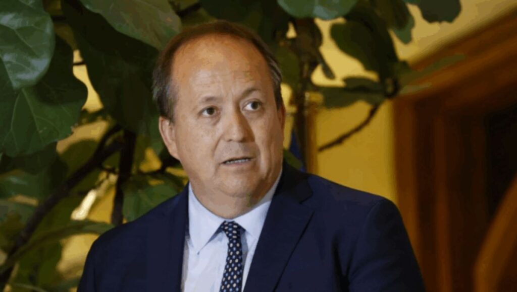 Fiscalia abre investigacion penal por viajes al extranjero de mas de 25 mil funcionarios con licencia medica