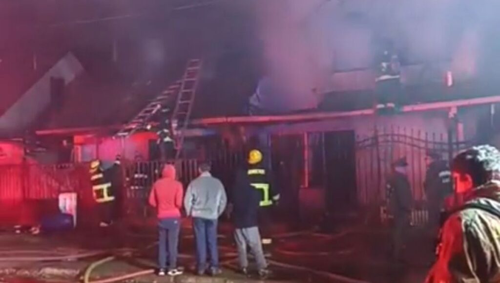 Incendio en Villa Ilusion deja una persona fallecida y tres viviendas destruidas en Talca