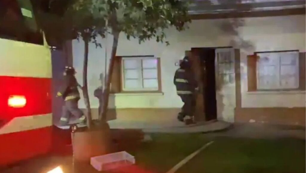 Incendio moviliza a bomberos en Curicó durante la madrugada 1 Incendio moviliza a bomberos en Curico durante la madrugada