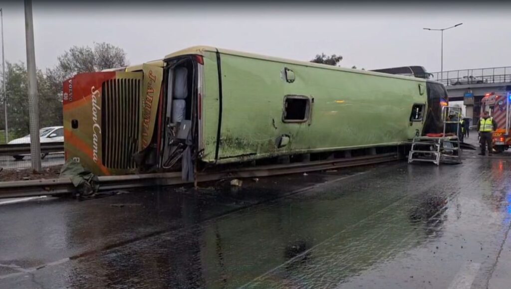 Volcamiento de bus deja al menos dos muertos y 12 heridos en San Fernando 1 Volcamiento de bus deja al menos dos muertos y 12 heridos en San Fernando