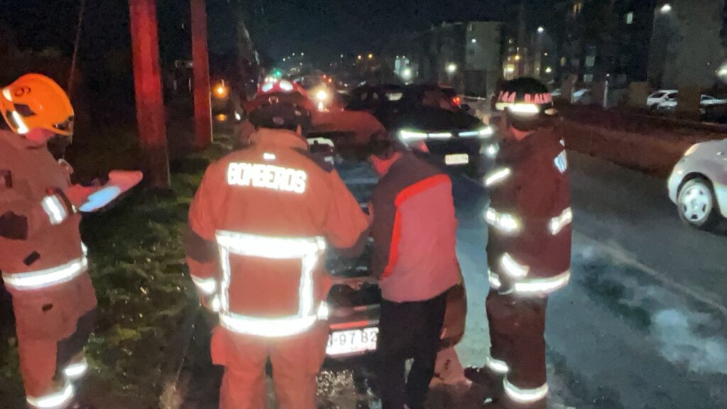 Curicó: Incendio de vehículo en Avenida Rauquén es rápidamente controlado gracias a ayuda ciudadana 2 WhatsApp Image 2025 05 28 at 19.12.58 1