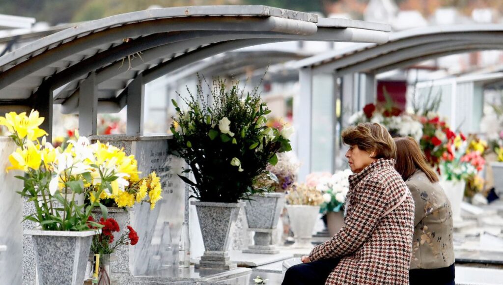 Masiva visita al cementerio municipal de Curicó en homenaje por el día de las madres 1 balance cementerio dia de la madre