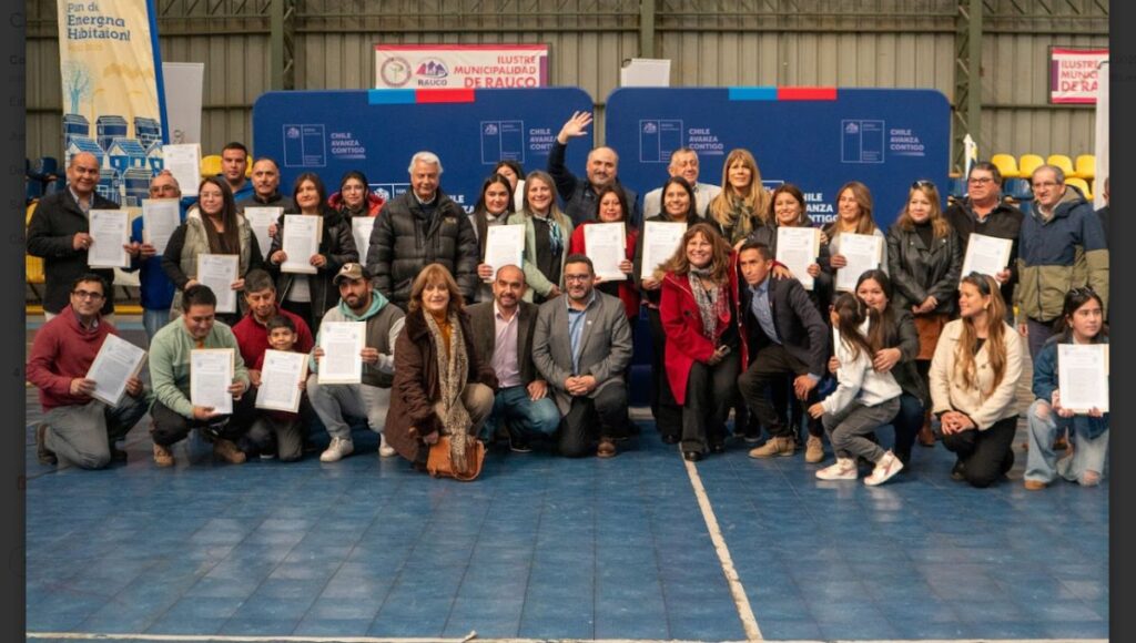 100 familias de Rauco reciben escrituras de sus viviendas tras anos de espera