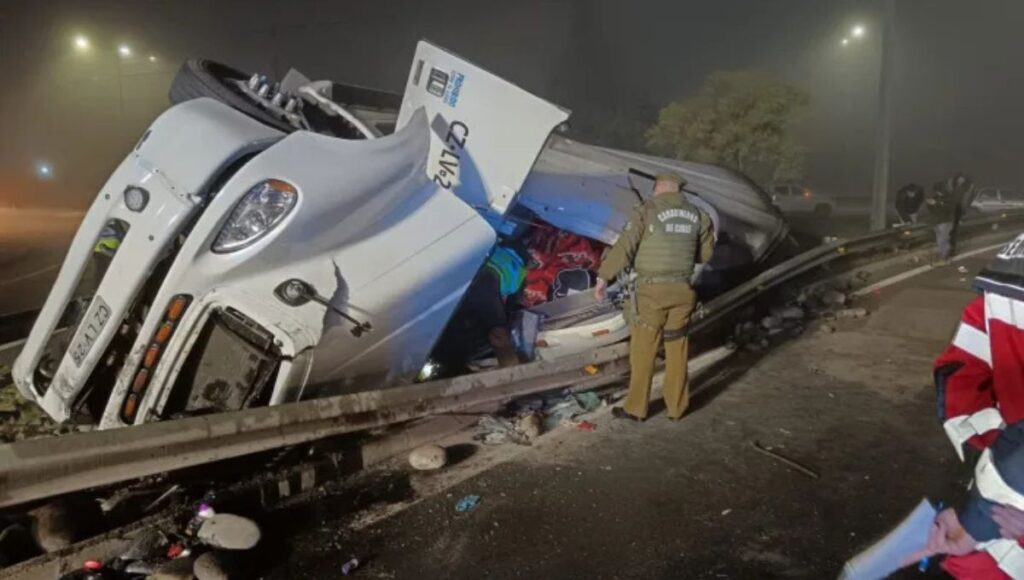 Accidente de camion en acceso a Romeral deja un herido de gravedad