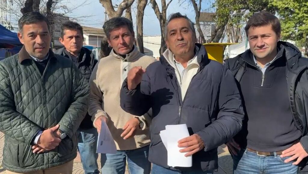 Diputado Alexis Sepulveda y pescadores artesanales celebran instalacion de Direccion de Obras Portuarias en el Maule