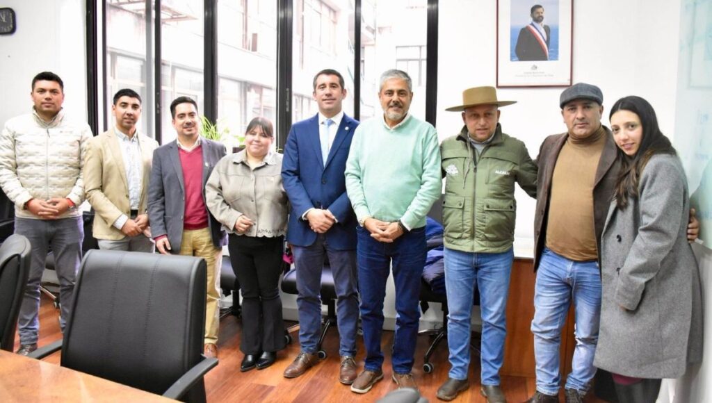 Diputado Benjamin Moreno y alcalde Osvaldo Jorquera encabezan reunion en el MOP para priorizar mejoras viales en Sagrada Familia