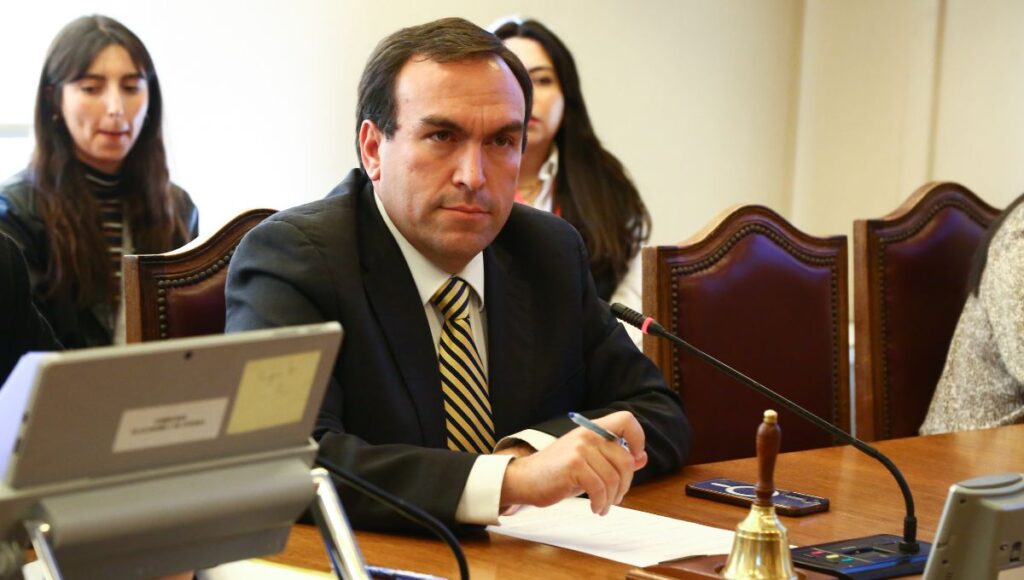 Diputado Felipe Donoso UDI exige urgencia para proyecto que permite uso de detectores de metales en colegios y centros de salud No podemos castigar a quienes buscan prevenir tragedias