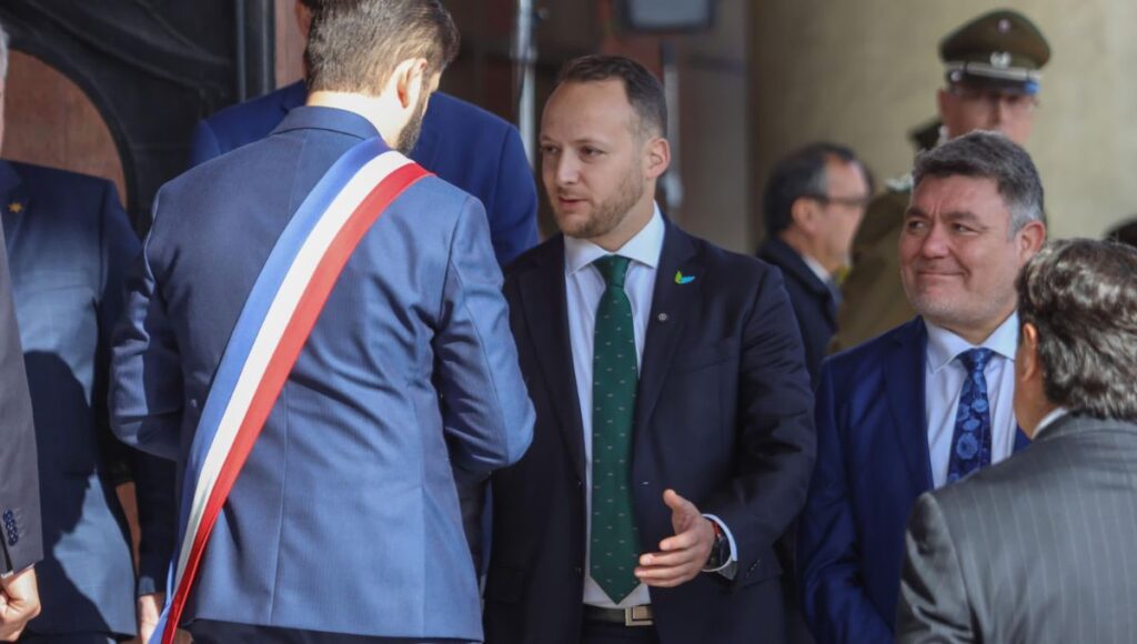 Diputado Jorge Guzmán entrega carta al Presidente Boric para exigir reforma urgente al sistema de adopción 1 Diputado Jorge Guzman entrega carta al Presidente Boric para exigir reforma urgente al sistema de adopcion