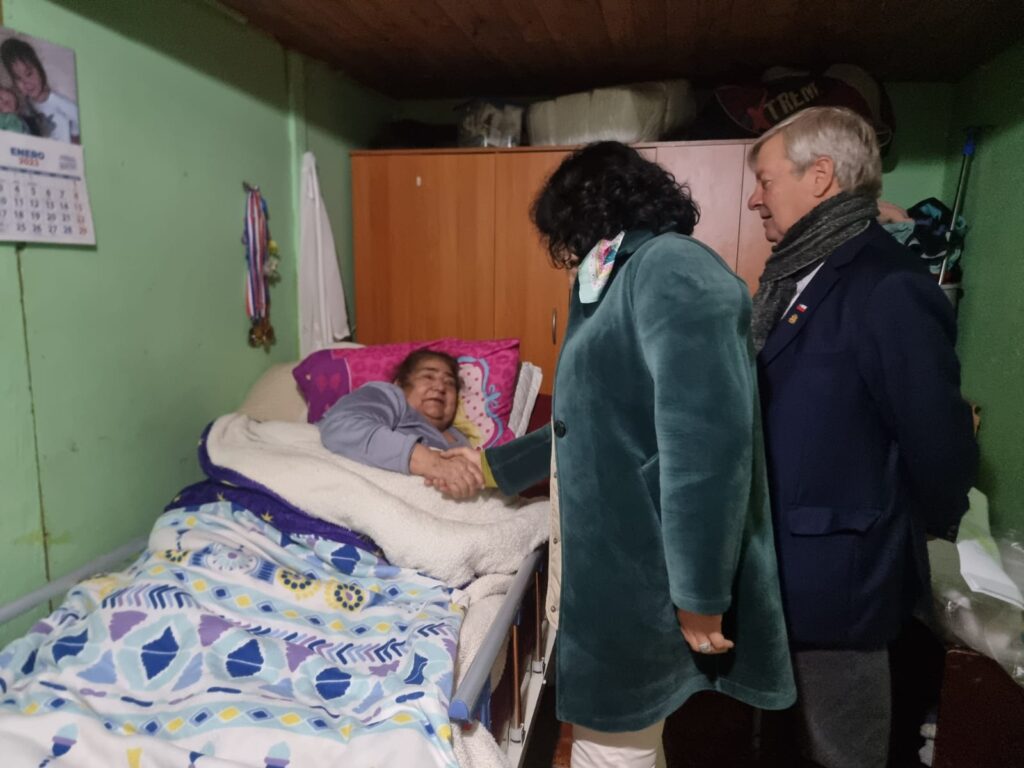 Curicó: Programa Red Local de Apoyos y Cuidados: Curicana fue beneficiada con catre clínico 1 ENTREGA CATRE CLINICO 3