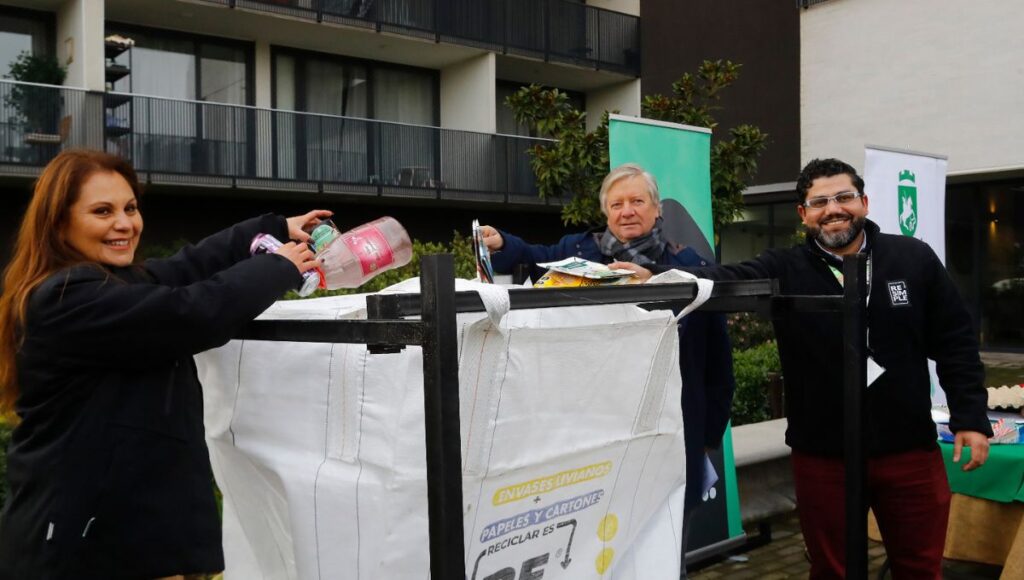 Edificios de Curico se suman al reciclaje domiciliario con instalacion de contenedores