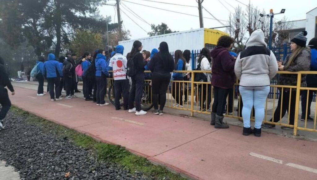 Estudiantes y apoderados del Colegio Palencia de Curicó protestan por condiciones inadecuadas 1 Estudiantes y apoderados del Colegio Palencia de Curico protestan por condiciones inadecuadas