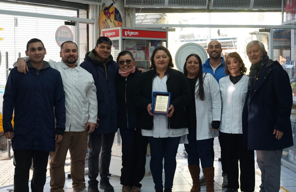 Curicó: Farmacia Cruz de Oro es reconocida por sus 121 años de vida 1 Foto 2 Reconocimiento Farmacia
