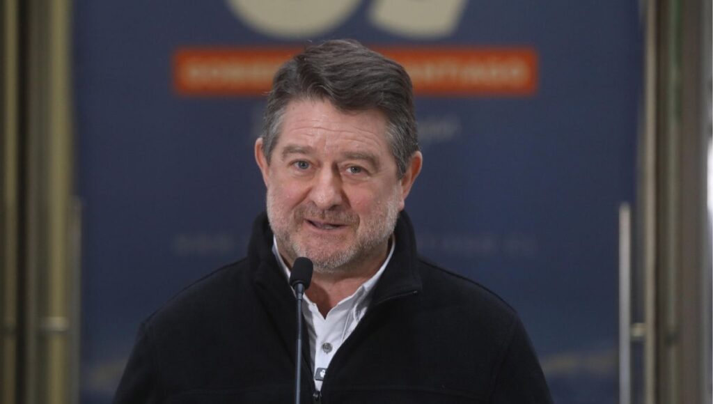 Gobernador Orrego entrega aparatos electronicos