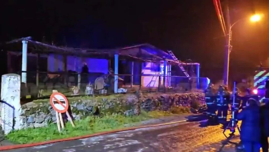 Incendio afecto vivienda en sector Comalle de Teno y movilizo a cuatro companias de Bomberos