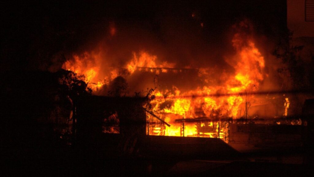 Incendio destruye dos viviendas y deja seis damnificados en Teno 1 Incendio destruye dos viviendas y deja seis damnificados en Teno