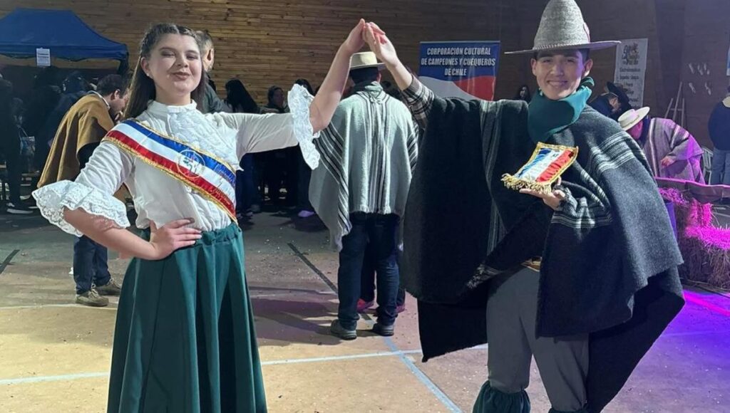 La pareja oriunda de Licantén Jhael Bravo y Julián González brillan en campeonato nacional: Vicecampeones de Cueca y Campeones de Danza Representativa 1 Jhael Bravo y Julian Gonzalez brillan en campeonato nacional Vicecampeones de Cueca y Campeones de Danza Representativa