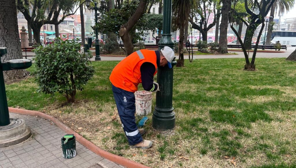 Municipio curicano refuerza obras de restauracion y pintura en Plaza de Armas