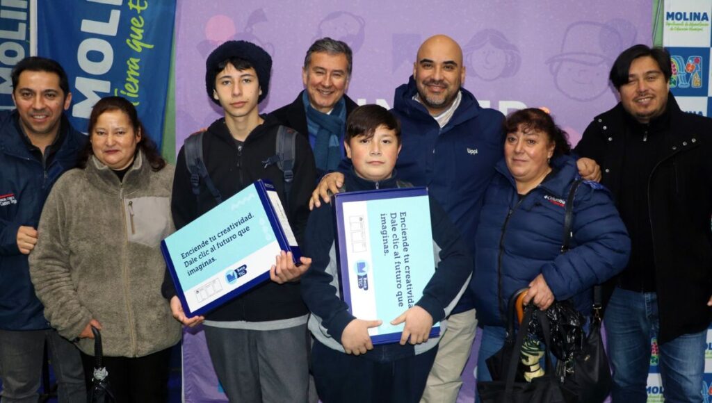 Tecnologia para aprender entregan mas de 400 computadores a estudiantes de Molina