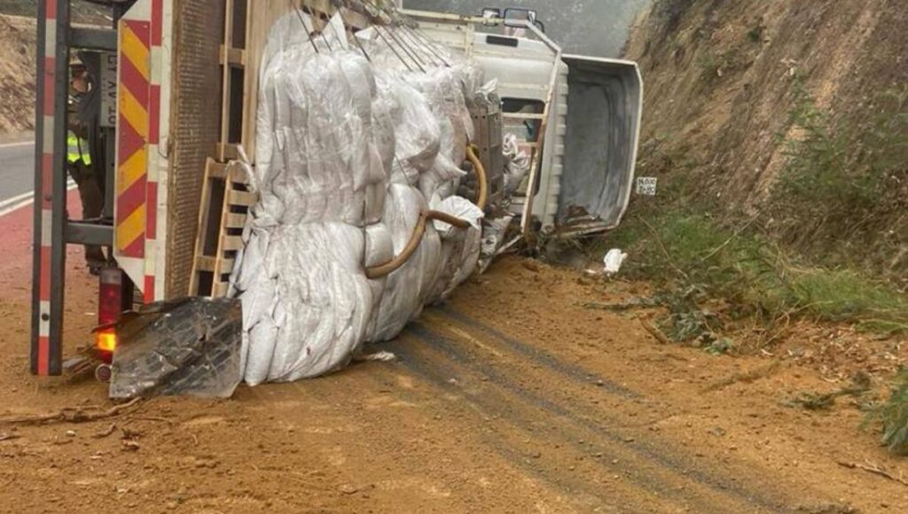 Volcamiento de camion deja tres lesionados en cuesta Siete Vueltas de Vichuquen