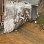 Volcamiento de camion deja tres lesionados en cuesta Siete Vueltas de Vichuquen