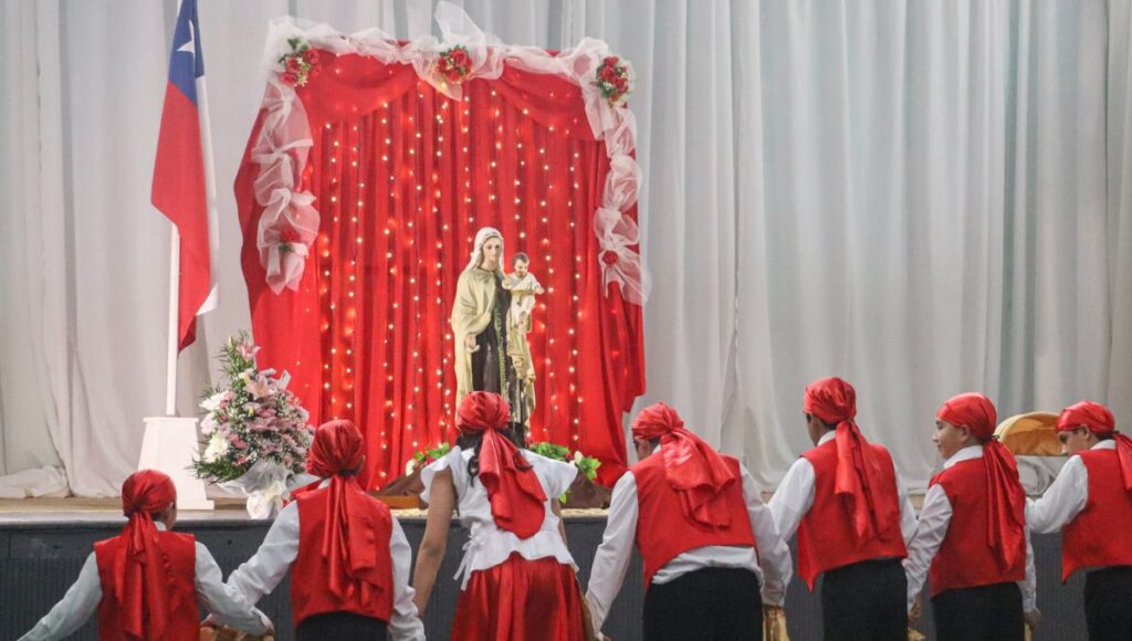 A gimnasio lleno Molina rindio homenaje a la Carmelita