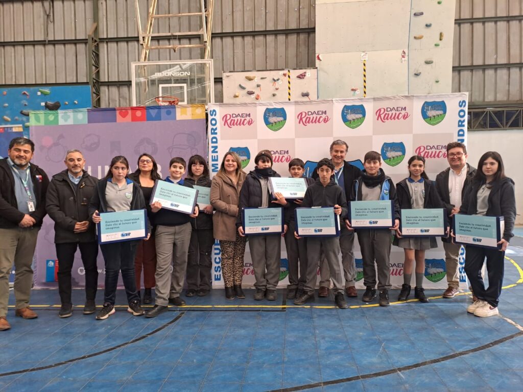89 estudiantes de Rauco reciben computador con conexión a internet gracias a Beca TIC 2025. 1 Beca Tic Rauco 2