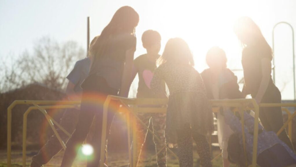 Chile queda al final del ranking de bienestar infantil de UNICEF mientras Paises Bajos lidera con su modelo educativo y familiar