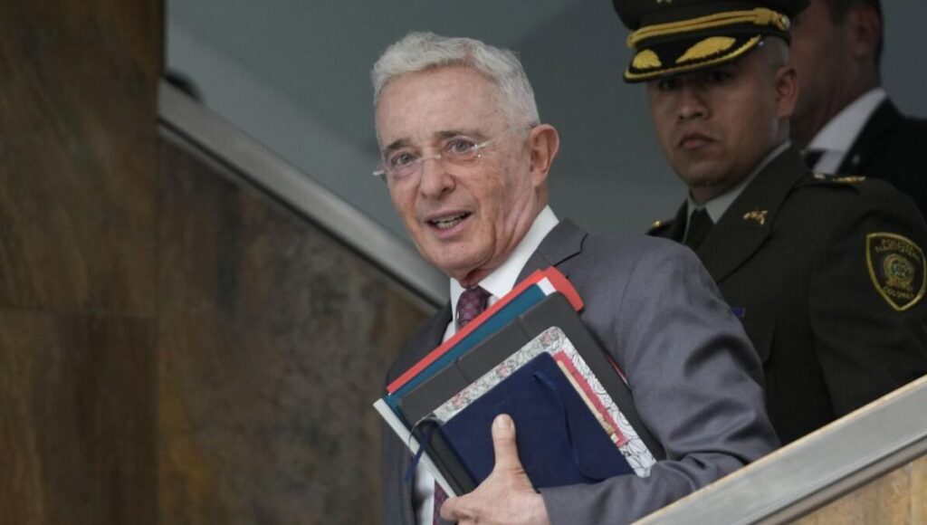 Condenan a Álvaro Uribe por soborno y fraude procesal en histórico fallo judicial en Colombia 1 Condenan a Alvaro Uribe por soborno y fraude procesal en historico fallo judicial en Colombia
