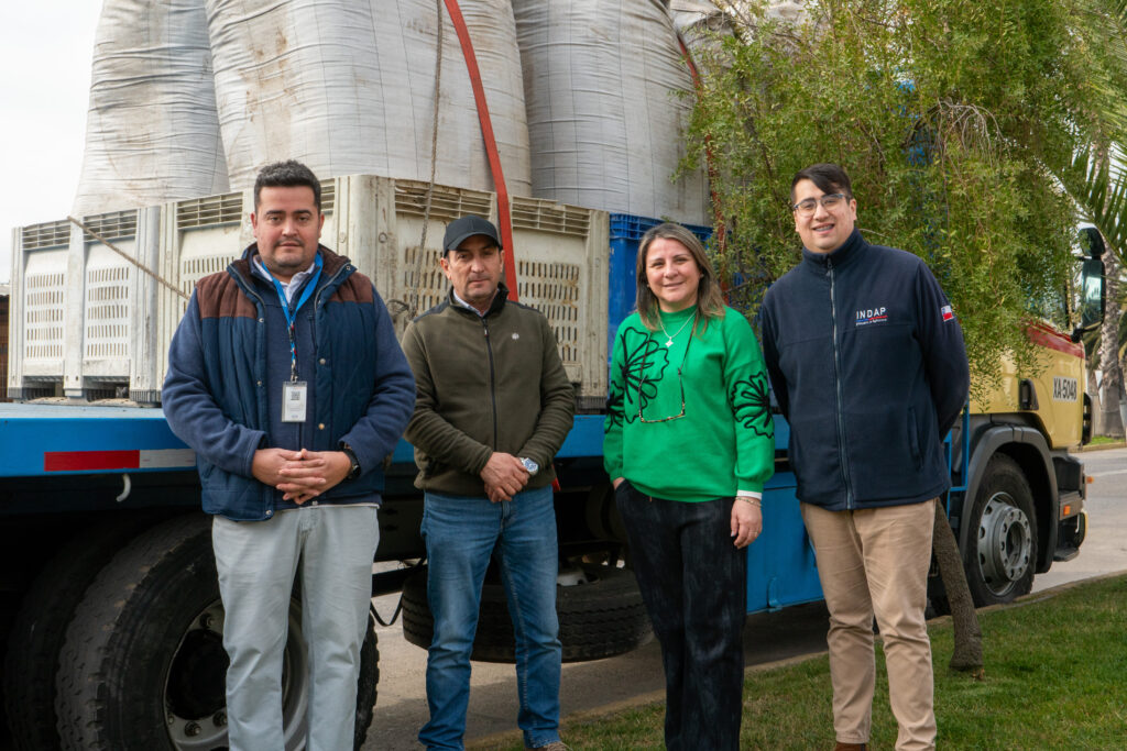 Agricultores de Rauco reciben 33 toneladas de compost para recuperar sus suelos tras temporales 1 DSC8066