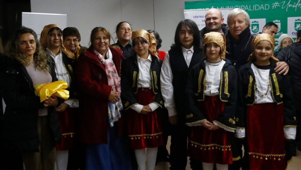 Curicó: Escuela Grecia recibió trajes típicos confeccionados a mano por el Centro de Acción de la Mujer “Sol de Septiembre I Etapa” 1 Escuela Greca recibio trajes tipicos confeccionados a mano por el Centro de Accion