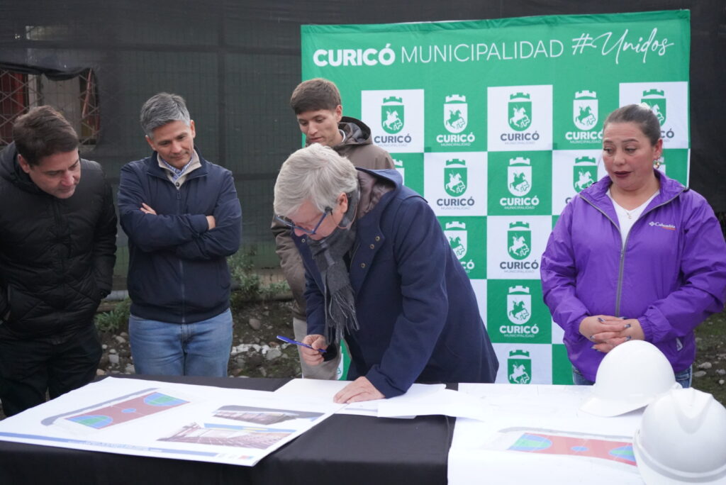 Entregan terreno para proyecto de multicancha en población Santa Lucía 1 Foto 1 Entrega Terreno