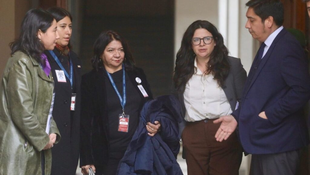 Hijas de concejala desaparecida entregan carta a Boric y piden cambio de fiscal en el caso