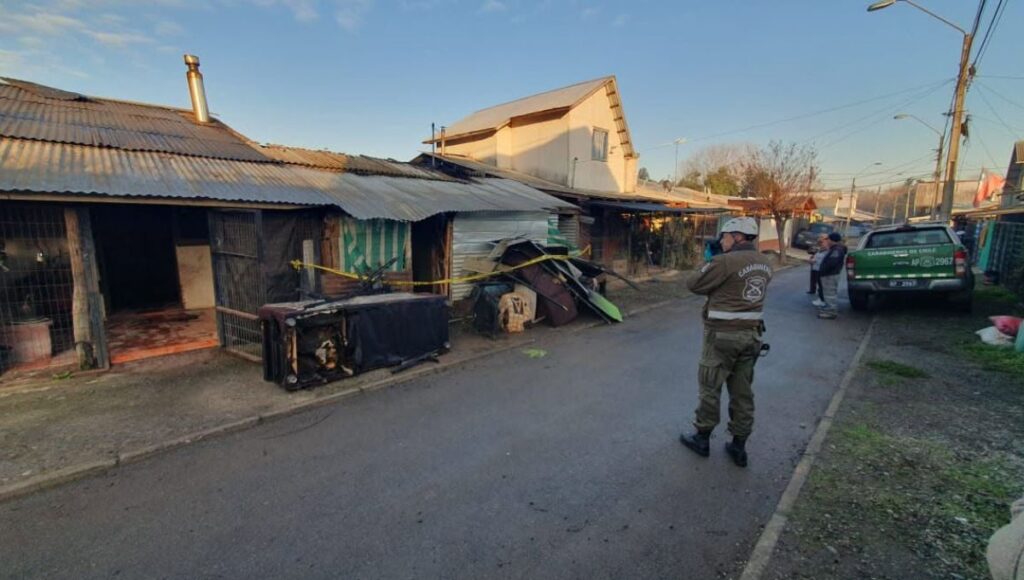 LABOCAR investiga incendio que destruyo tres viviendas en Pelarco