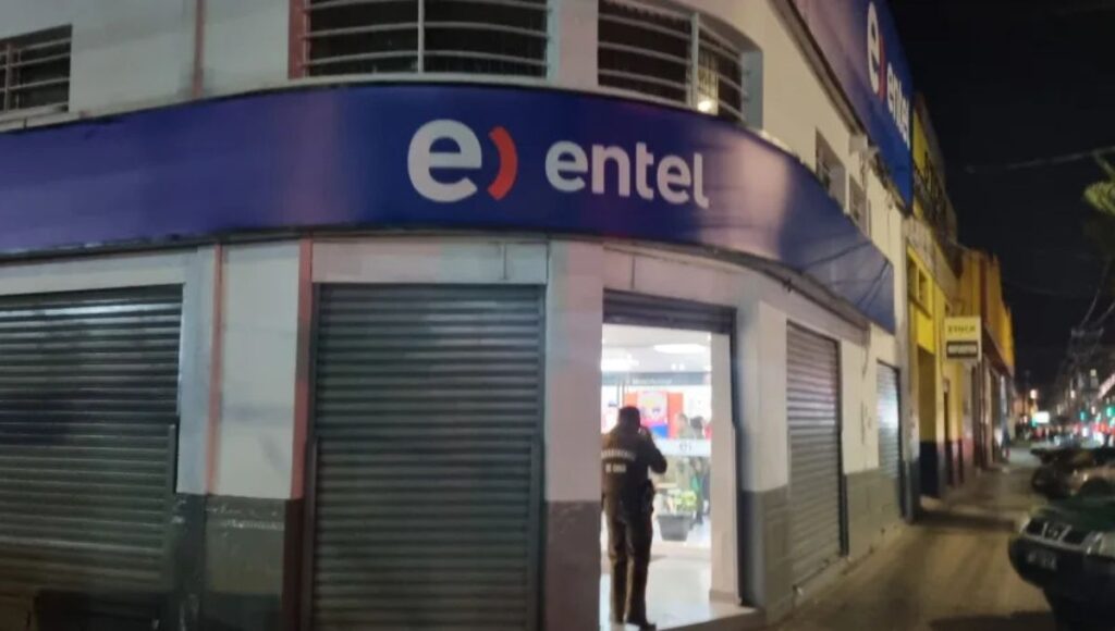 Nuevo “turbazo” afecta a sucursal de Entel en Curicó: delincuentes sustraen más de $3 millones en equipos 1 Nuevo turbazo afecta a sucursal de Entel en Curico
