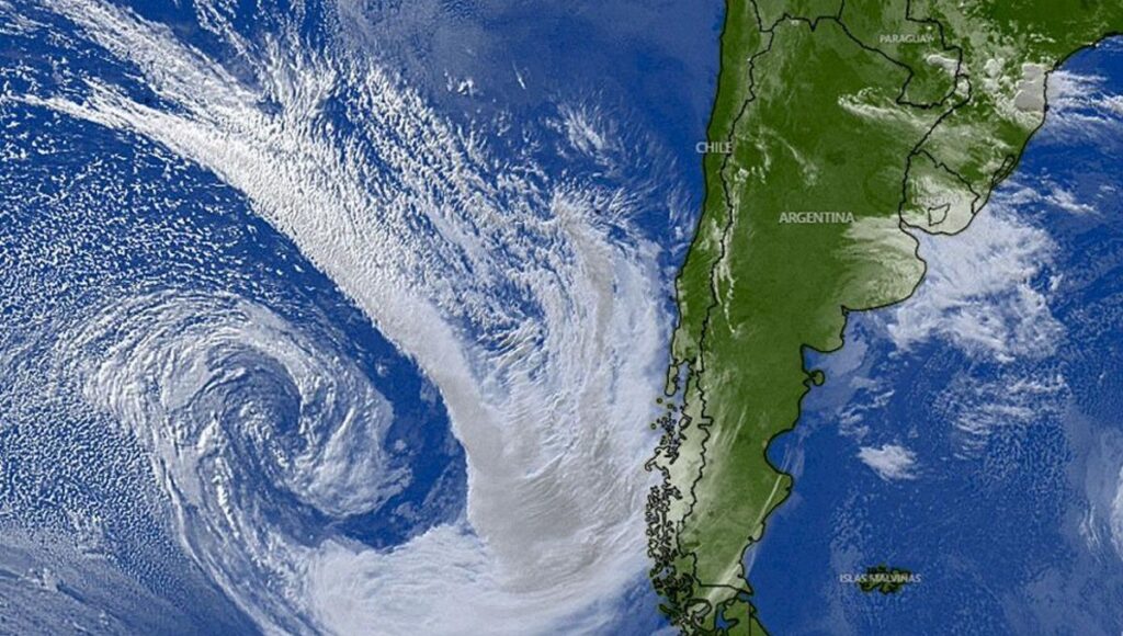 Rio atmosferico de categoria 4 afectara a 13 regiones del pais con lluvias que superarian los 200 mm