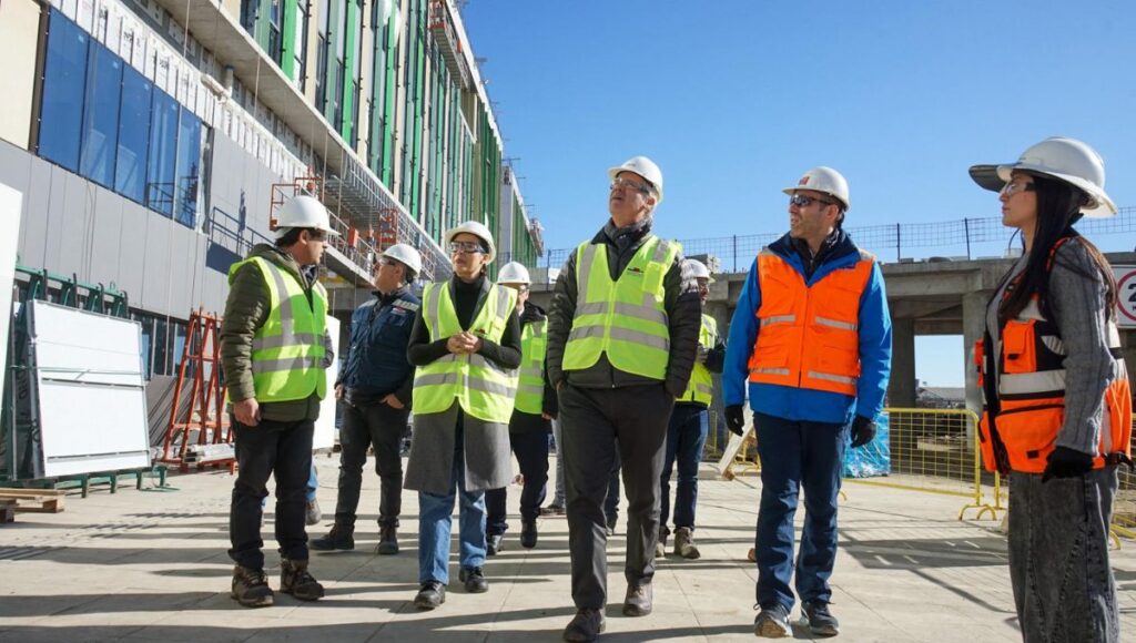 Senador Rodrigo Galilea supervisa avances de hospitales en Parral Cauquenes y Constitucion proyectan apertura para 2026