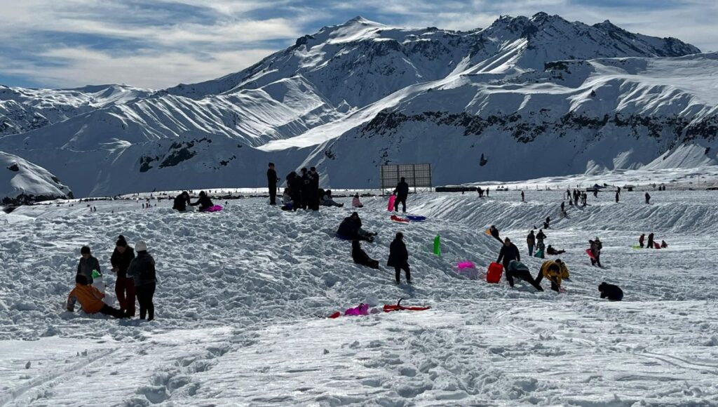 Vecinos de Licantén vivieron inolvidable jornada en la nieve gracias al programa “Turismo en Vacaciones” 1 Vecinos de Licanten vivieron inolvidable jornada en la nieve gracias al programa Turismo en Vacaciones