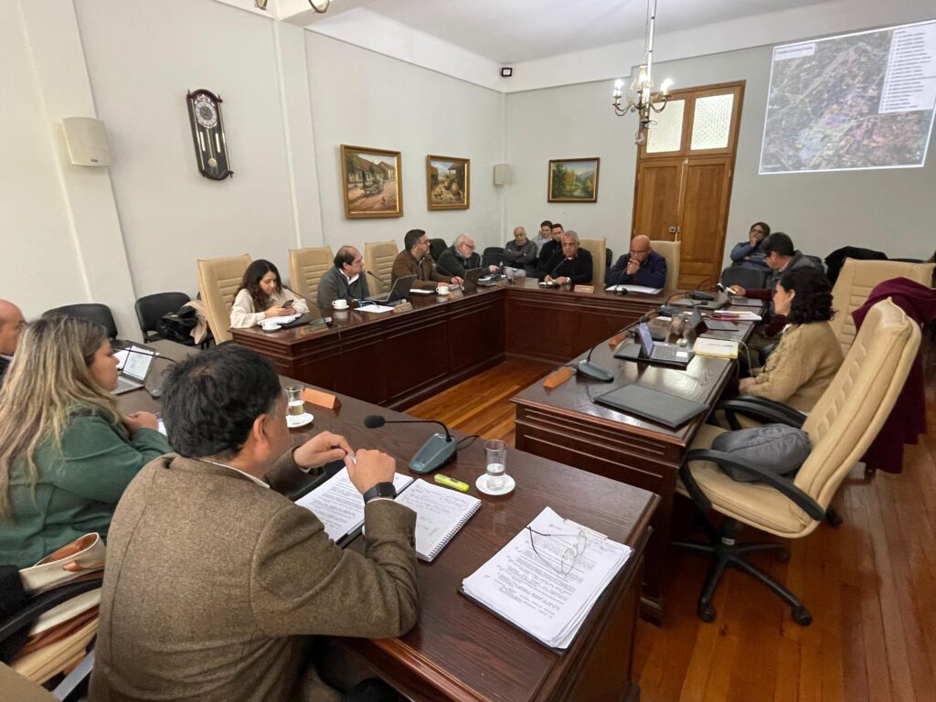 Concejo municipal de Curicó aprueba crucial programa de mantención de canales para prevenir inundaciones y malos olores 1 WhatsApp Image 2025 06 17 at 11.58.52