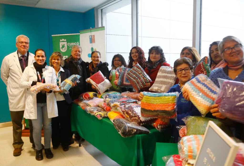 Mujeres de Curicó abrigan con amor: entregan mantas tejidas a pacientes oncológicos del hospital local 1 WhatsApp Image 2025 07 23 at 11.18.56 AM 1