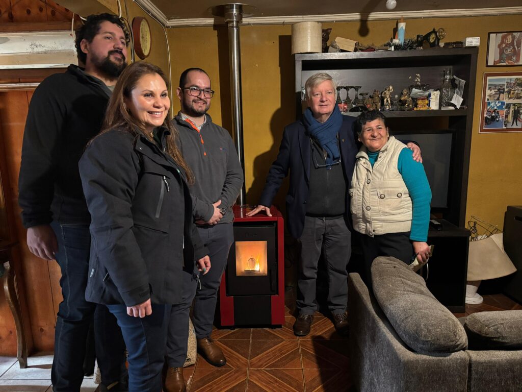 Empresa privada y municipio llevan calefacción limpia a 49 hogares curicanos. 1 WhatsApp Image 2025 07 25 at 3.29.39 PM 1