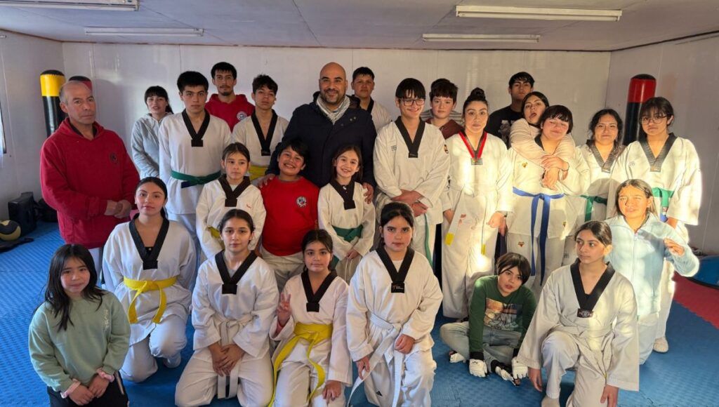Nunca más en la calle: entregan comodato de sede social a club de taekwondo en Molina 1 entregan comodato de sede social a club de taekwondo en Molina