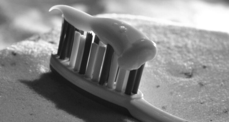 Sernac e ISP alertan por 19 pastas dentales que podrían provocar lesiones en la boca. 1 pasta dental 750x400 1