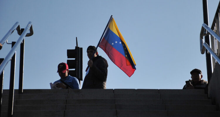 Venezuela anuncia vuelos de repatriación desde Bolivia para ciudadanos que residen en Chile y Perú. 1 venezolanos 750x400 1