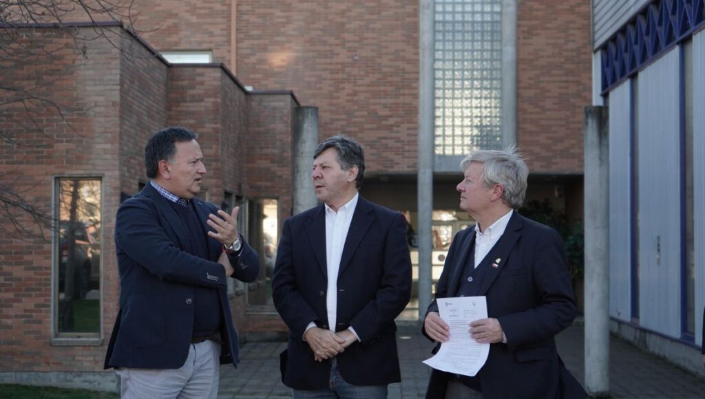 Curicó: Alcalde Bordachar presenta oficio a CGE por alza en cuentas de luz 1 Alcalde Bordachar presenta oficio a CGE por alza en cuentas de luz
