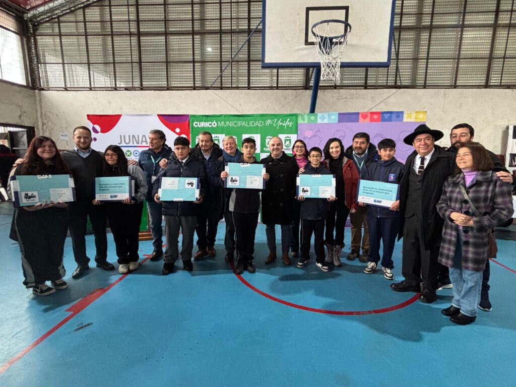 Curicó: 1.176 estudiantes reciben computadores gracias a la Beca TIC JUNAEB 2025. 1 BECA TIC CURICO GENERAL