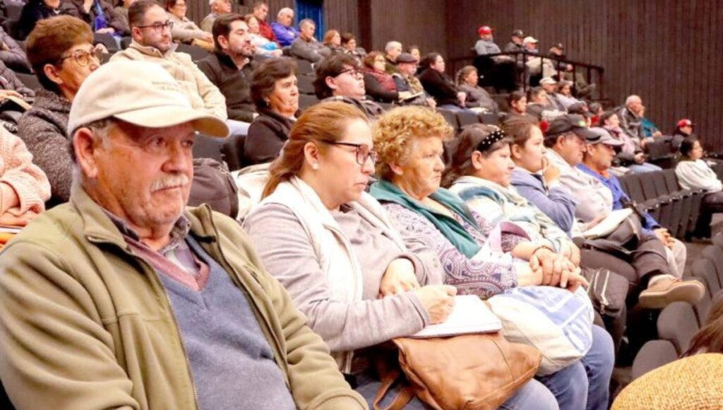 Constitucion impulsa la formalizacion del comercio con seminario dirigido a feriantes